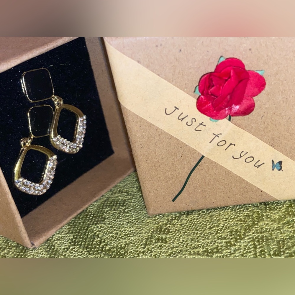 NWOT Elegant Black & Gold Pierced Earrings- Valentine’s Day,Birthdays,Christmas🎄 - Picture 4 of 16